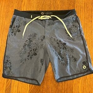Vuori Cruise Shorts 7.5”, Size 32